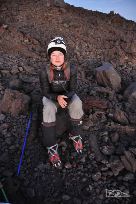 A Ana se prepara para, ainda de madrugada, iniciar o ataque ao cume do Lanín, na região de Junín de Los Andes, no sul da Argentina